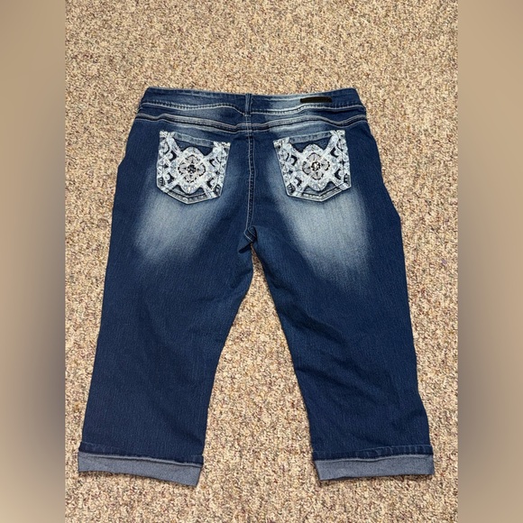 Women’s plus size 20 wallflower capris - Picture 2 of 9